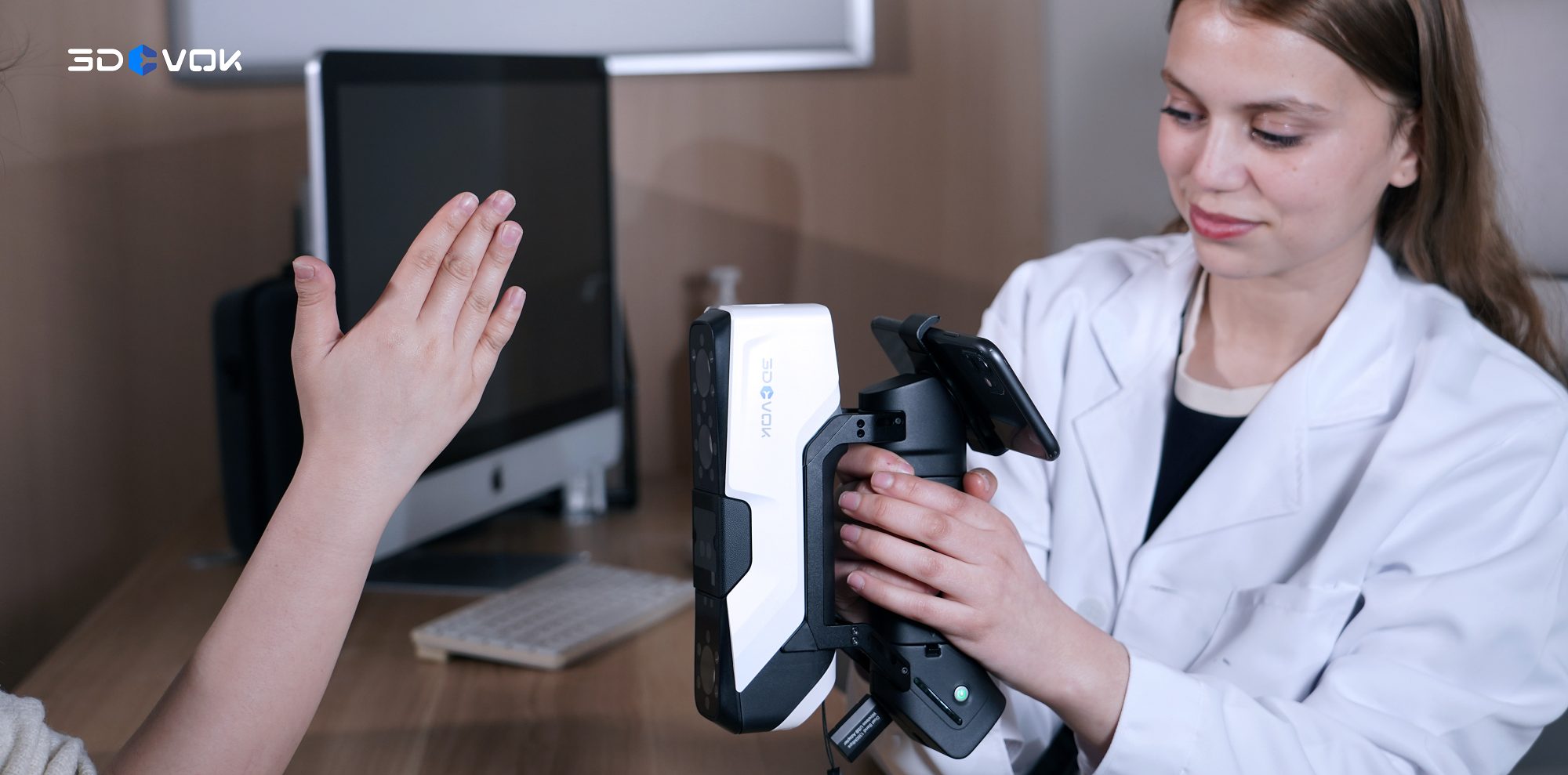 3DeVOK MQ 3D Scanner scans hand